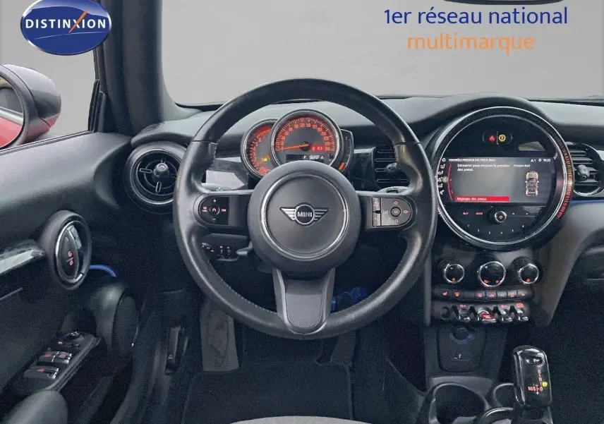 Vue intérieure du tableau de bord et volant noir du MINI Cabriolet F57 2023 avec écran central rond et commandes intégrées.