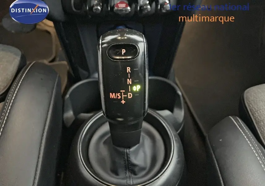 Le levier de vitesses automatique noir de la MINI Cabriolet F57 2023, vu en gros plan au centre de la console.