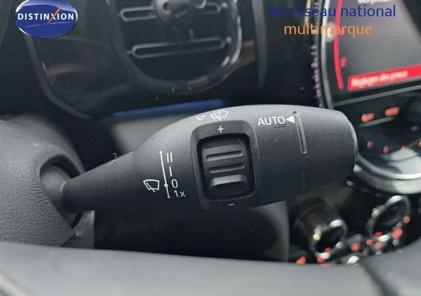 Gros plan sur la commande d'essuie-glace à gauche du volant dans l'habitacle d'une MINI Cabriolet rouge chili 2023.