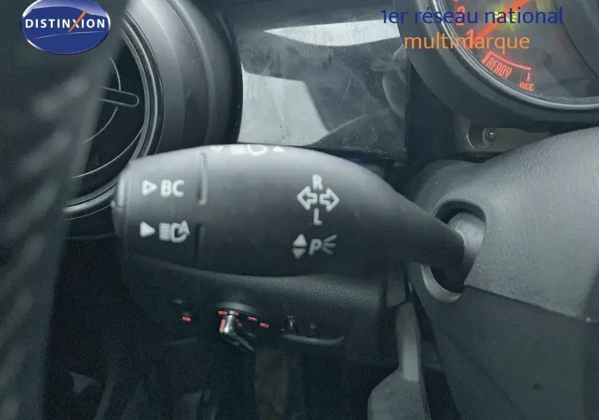 Le levier de clignotant et commandes au volant côté gauche dans l'habitacle d'une MINI Cabriolet rouge chili 2023.