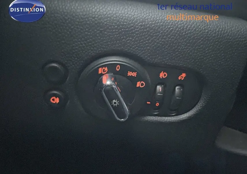 Commande des phares avec éclairage orange sur tableau de bord d'une MINI Cabriolet F57 rouge chili 2023