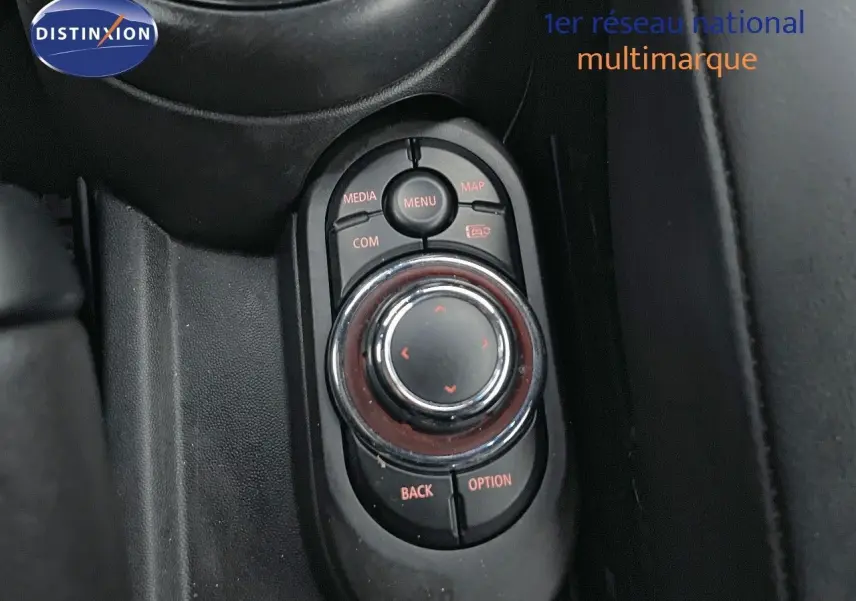 Gros plan sur la molette de commande centrale noire avec boutons rouges du MINI Cabriolet F57 rouge chili 2023.