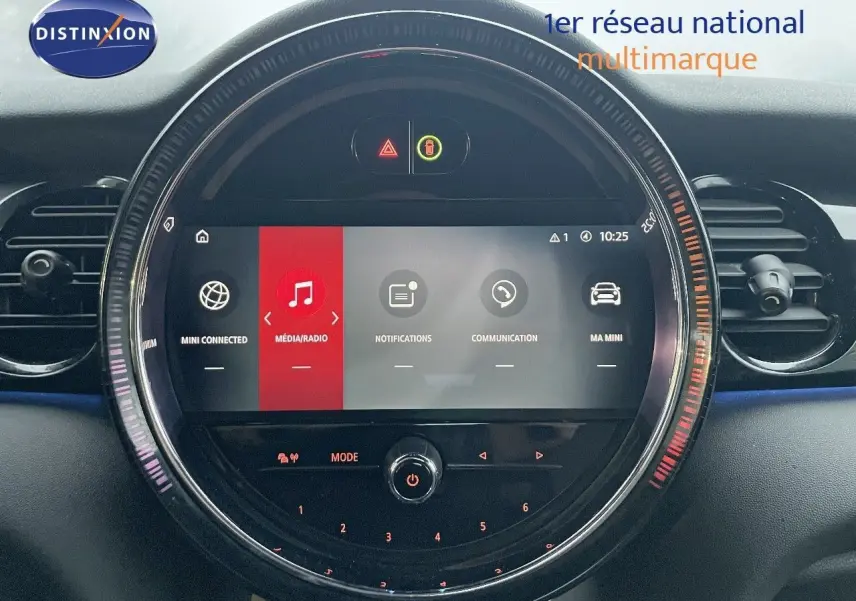 Écran tactile central rond du tableau de bord d'une MINI Cabriolet F57 2023, avec interface multimédia affichée.