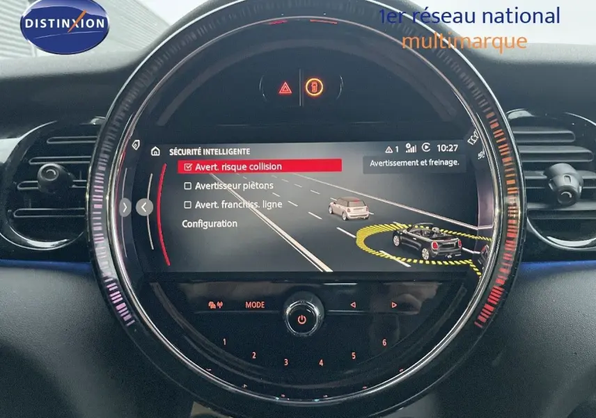 Tableau de bord de MINI Cabriolet F57 rouge chili 2023 avec écran central affichant alertes de sécurité collision.