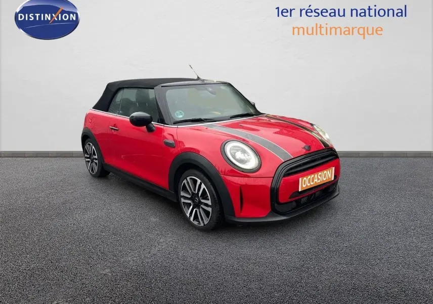 MINI Cabriolet F57 rouge chili vue 3/4 avant droit avec toit noir et bandes grises sur le capot