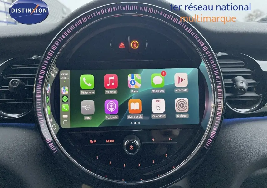 Tableau de bord de MINI Cabriolet F57 2023 avec écran tactile central rond affichant applications, ambiance intérieure noire.