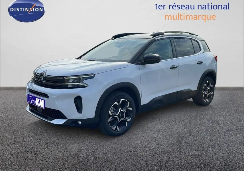 Citroën C5 Aircross blanc Okenite métal en 3/4 avant droit avec jantes biton et toit noir.