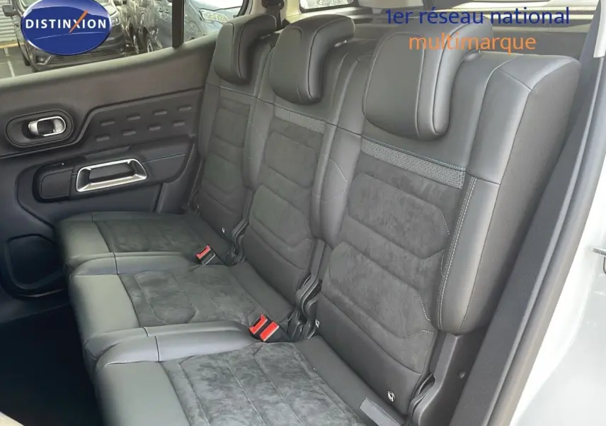 Vue intérieure côté droit des sièges arrière en cuir noir et alcantara du Citroën C5 Aircross blanc Okenite 2025.