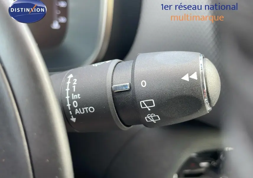 Gros plan sur la commande d'essuie-glace à gauche du volant du Citroën C5 Aircross blanc Okenite Metal 2025.