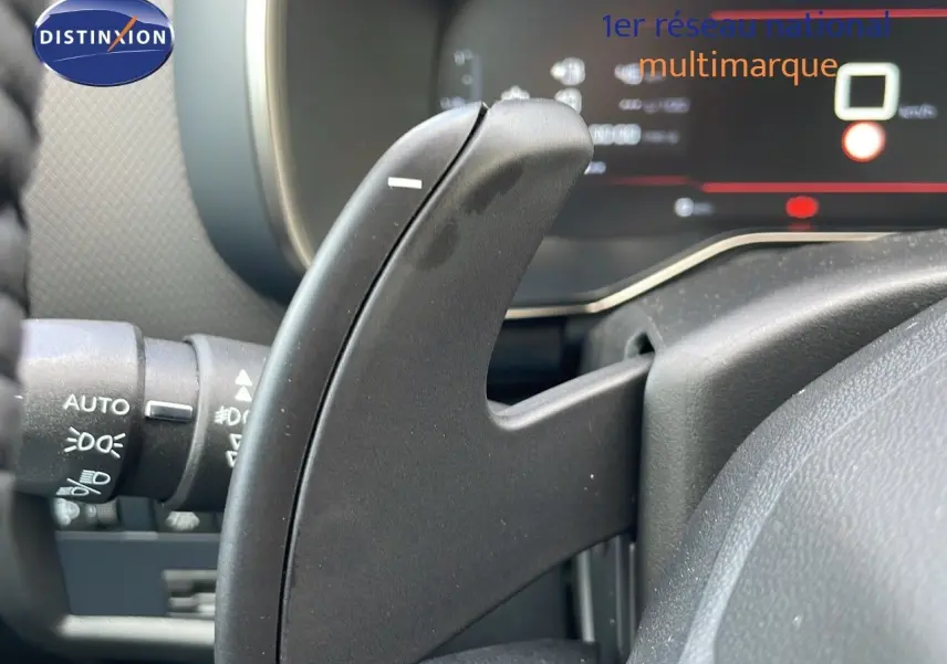 Gros plan sur la palette de changement de vitesse côté droit du volant dans l'habitacle d'une Citroën C5 Aircross blanc Okenite.