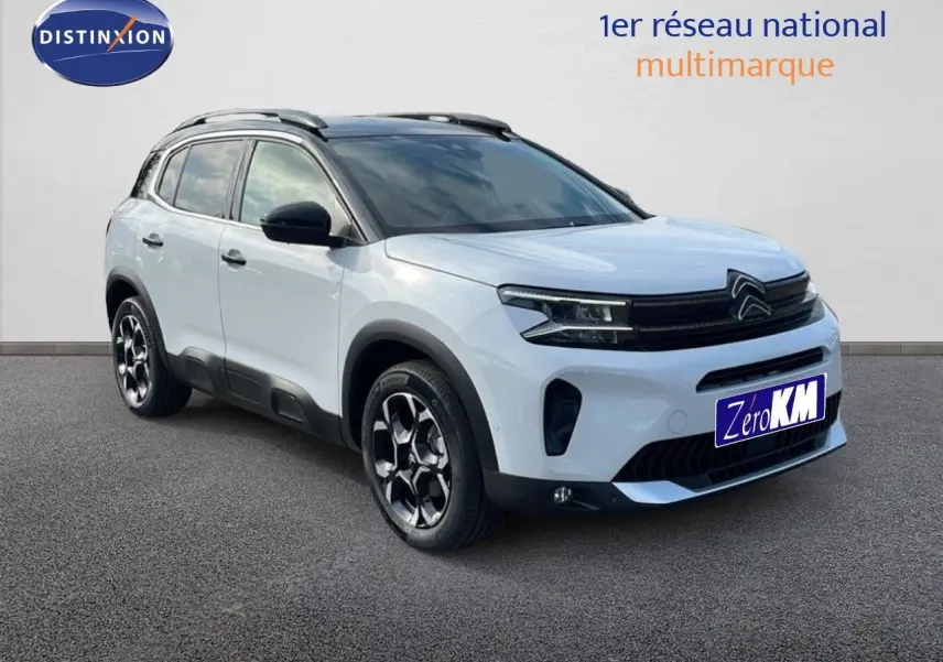 SUV Citroën C5 Aircross blanc 3/4 avant droit avec toit noir et jantes bi-ton sur fond neutre.