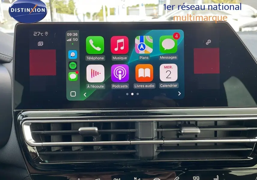 Écran tactile central affichant des applications connectées dans l'habitacle d'une Citroën C5 Aircross 2025.