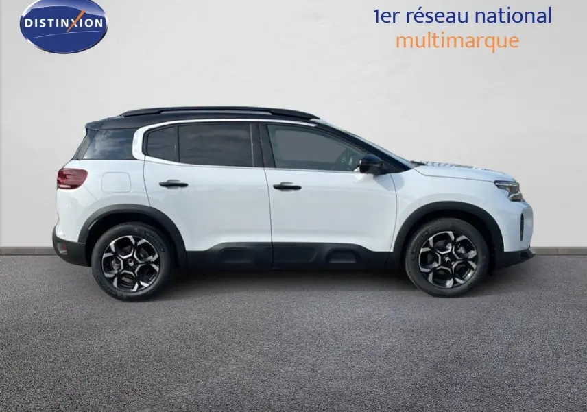 Profil côté gauche d'un Citroën C5 Aircross blanc Okenite Metal 2025 avec jantes bi-ton et toit noir.