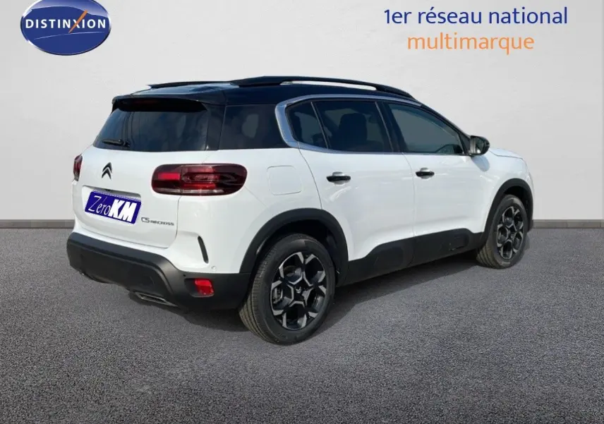 Vue 3/4 arrière droite du Citroën C5 Aircross blanc Okenite avec toit noir et jantes biton distinctives.