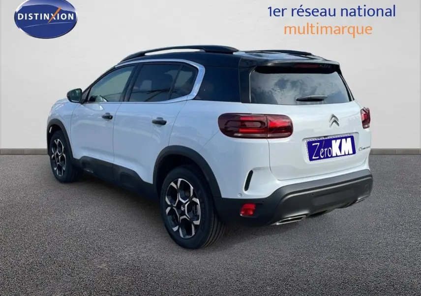 Vue 3/4 arrière droite du Citroën C5 Aircross blanc Okenite métallisé avec toit noir et jantes bi-ton.