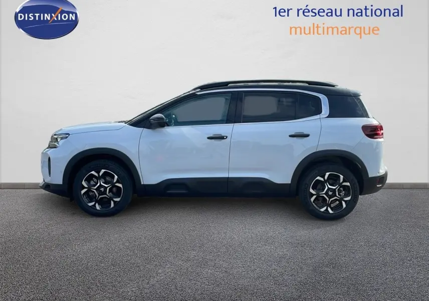 Profil côté gauche d'un Citroën C5 Aircross blanc Okenite métal avec toit noir et jantes bi-ton 18 pouces.