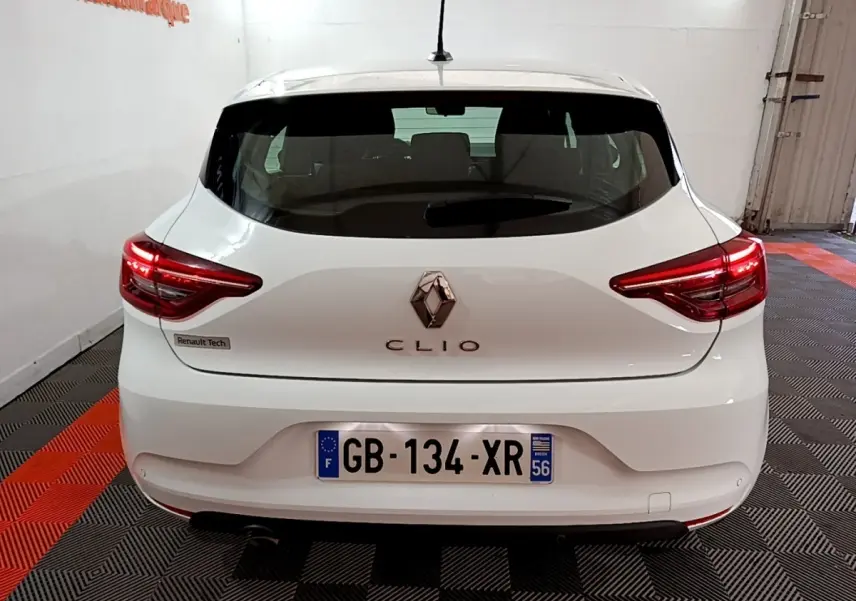 Vue arrière d'une Renault Clio Business blanche de 2021 avec feux LED allumés et logo central visible.