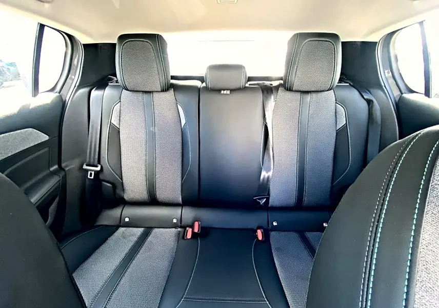 Vue arrière intérieure de la banquette arrière noire et grise de la Peugeot 308 2025 finition Allure.