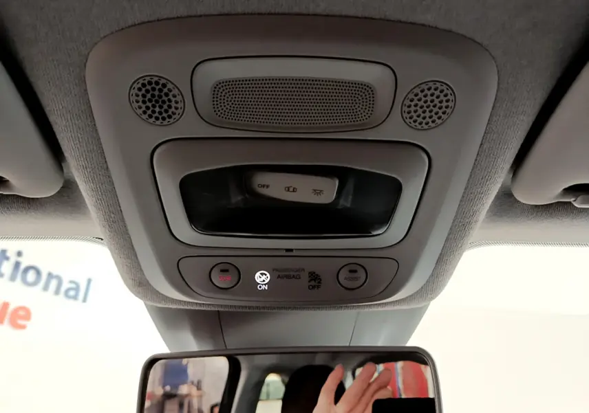 Vue intérieure du plafonnier gris clair avec boutons SOS et assistance de la FIAT 500 électrique blanche 2022.
