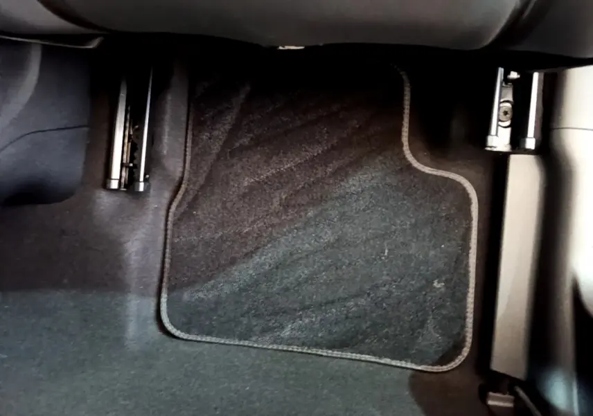 Vue rapprochée du pédalier côté conducteur de la Fiat 500 électrique 42kWh Icône avec tapis de sol noir.
