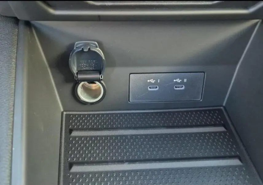 Gros plan intérieur sur la console centrale du Renault Captur E-Tech hybride, montrant deux ports USB-C et une prise 12V.