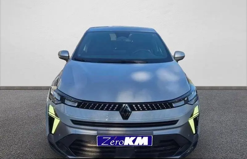 Vue avant du Renault Captur E-Tech hybride gris Rafale avec éclairage LED distinctif allumé.