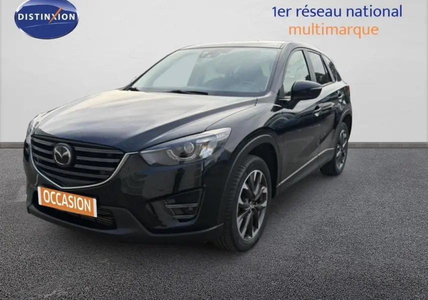 Vue 3/4 avant d'un Mazda CX-5 noir 2017 avec jantes alliage et calandre distinctive sur fond neutre.