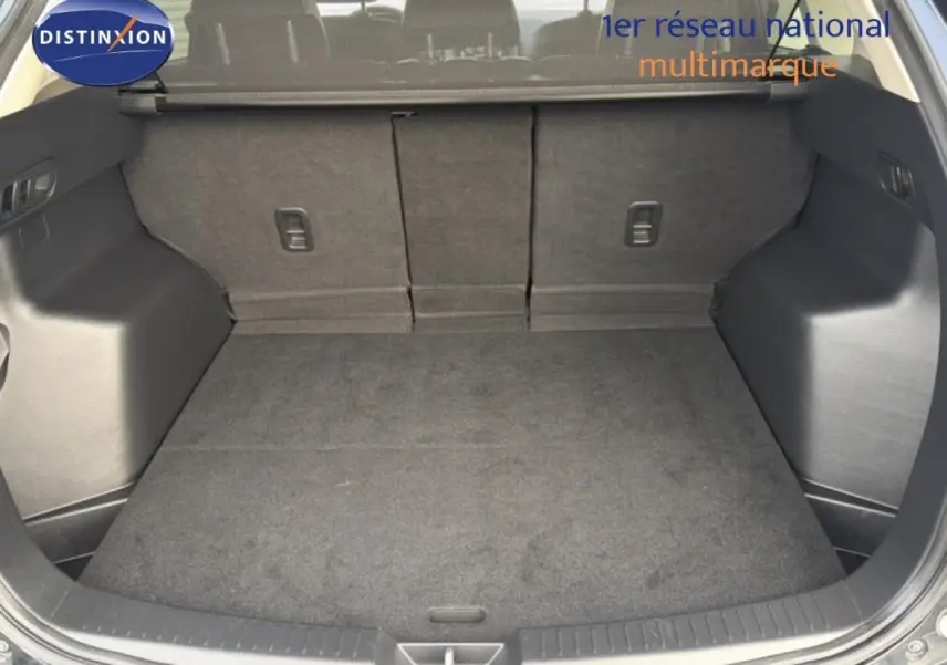 Coffre ouvert d'un Mazda CX-5 noir 2017, montrant un espace de chargement propre et bien agencé.