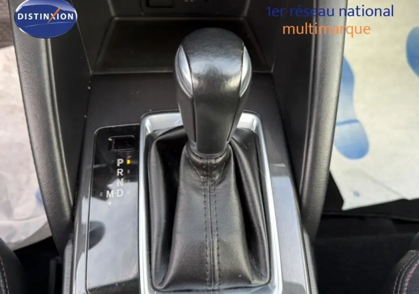 Le levier de vitesses automatique noir du Mazda CX-5 2017, vue rapprochée de la console centrale.