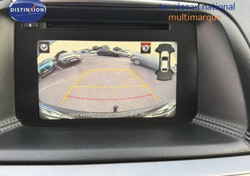 Écran de caméra de recul du Mazda CX-5 noir 2017 montrant l'arrière avec lignes de guidage et vue du parking.