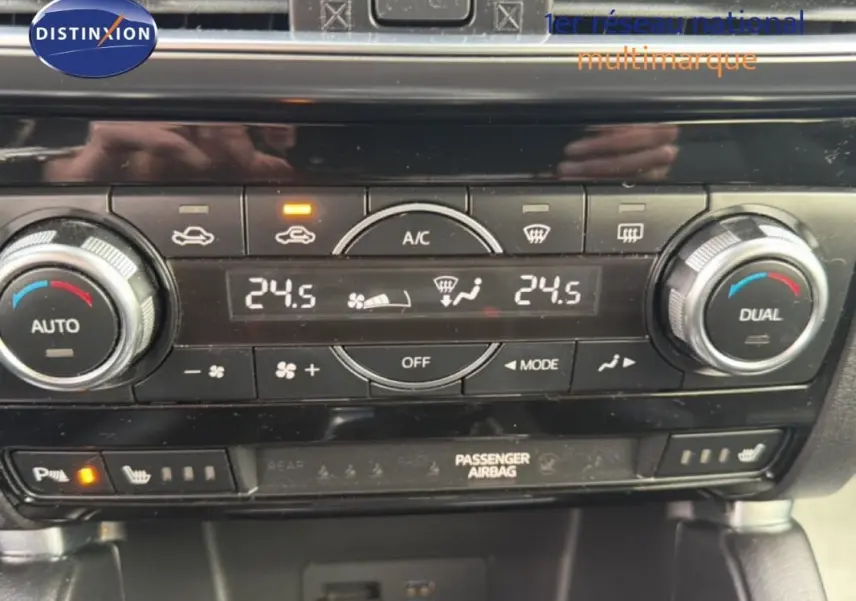 Panneau de climatisation automatique bi-zone du Mazda CX-5 noir avec réglages à 24,5°C et commandes tactiles éclairées.