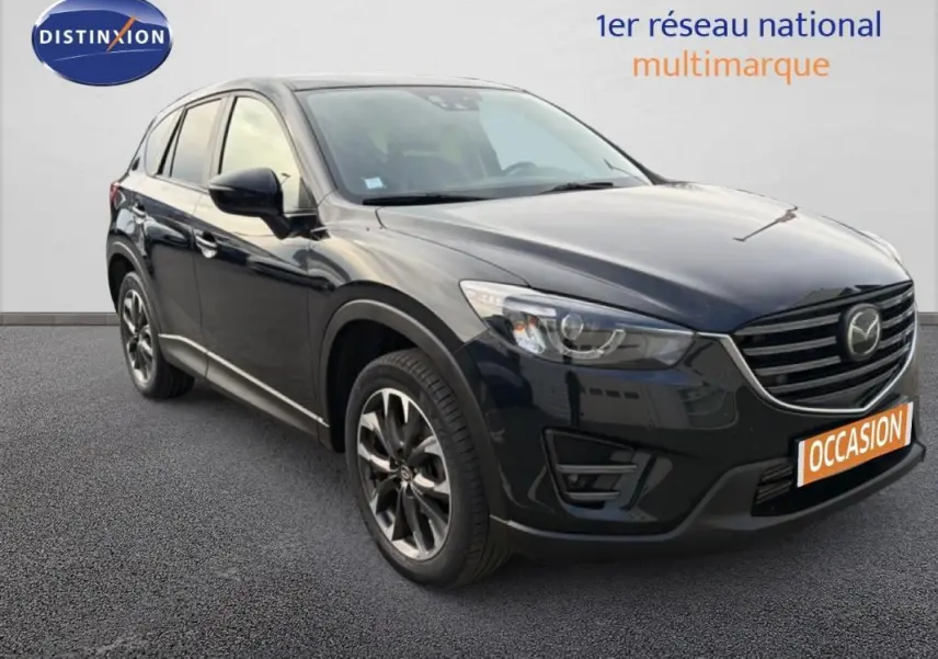 Vue 3/4 avant d'un Mazda CX-5 noir 2017 avec jantes alliage 19 pouces et calandre distinctive au logo Mazda.