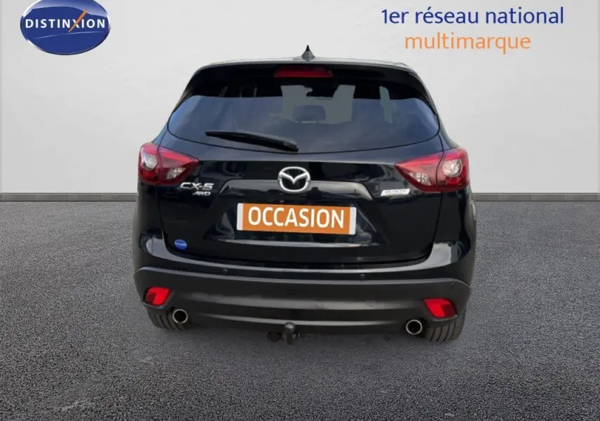 Vue arrière d'un Mazda CX-5 noir 2017 avec attelage et feux arrière LED sur fond neutre.