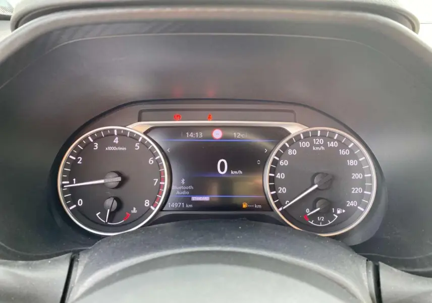 Vue rapprochée du tableau de bord du Nissan Juke 2024, affichant compte-tours, vitesse et écran digital.