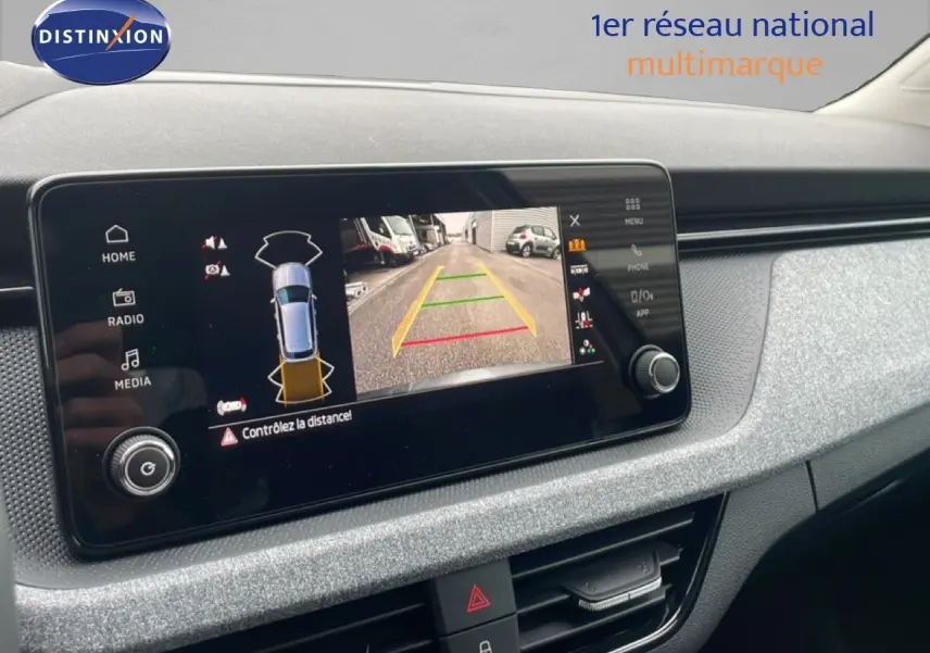 Écran central du Skoda Kamiq gris graphite montrant la caméra de recul avec guidage de trajectoire coloré.