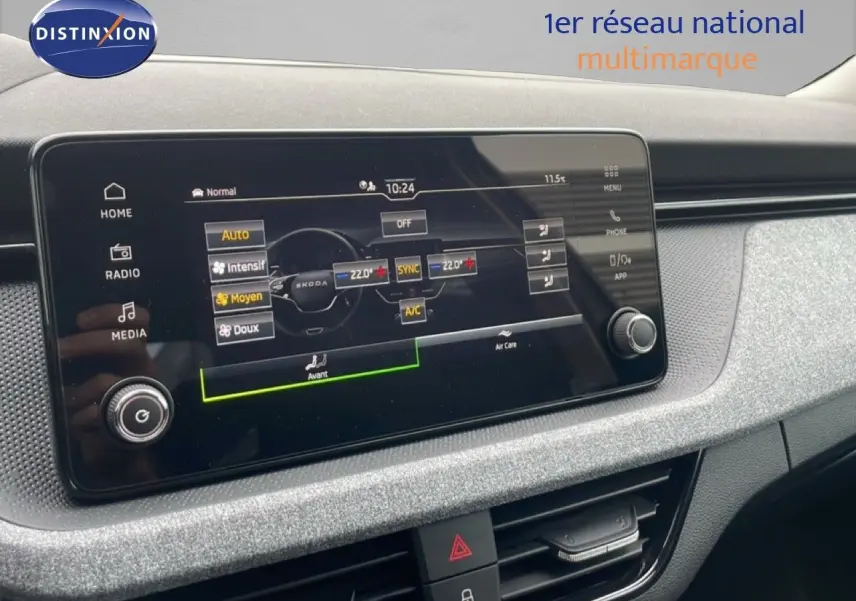 Écran tactile central du tableau de bord du Skoda Kamiq 2025 en gris graphite, affichant les réglages de climatisation.