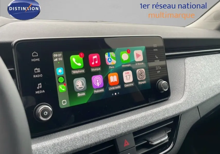 Écran tactile central du Skoda Kamiq 2025 gris graphite, affichant les applications connectées en interface moderne.