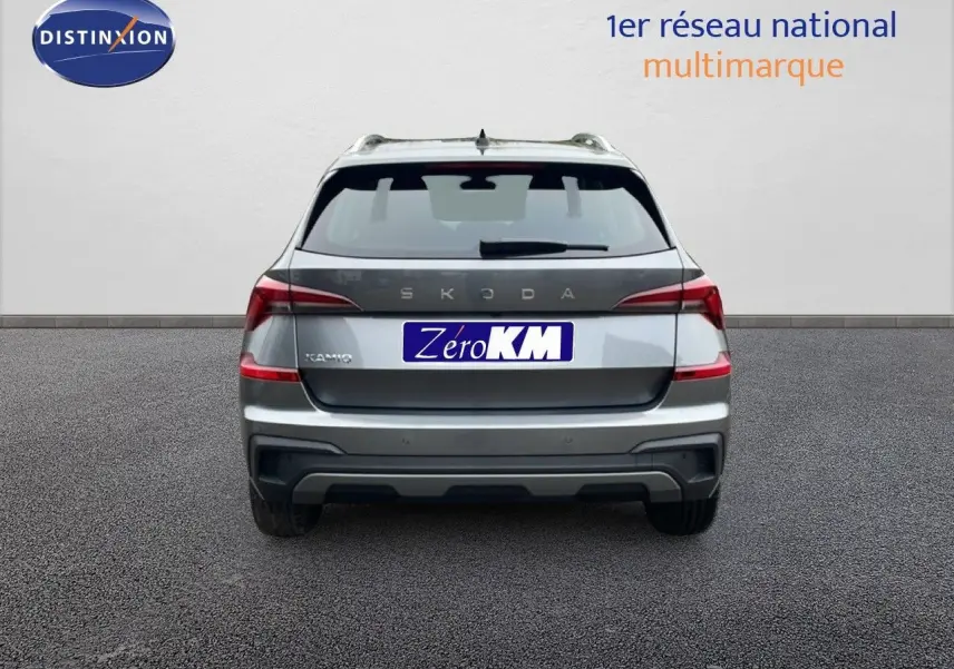 Vue arrière d'un Skoda Kamiq gris graphite métal 2025 avec feux LED et logo distinctif sur le hayon.