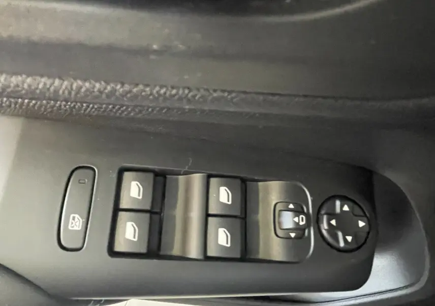 Détail des commandes des vitres électriques et réglages des rétroviseurs côté gauche dans un Citroën C5 Aircross Bleu Eclipse 2025.