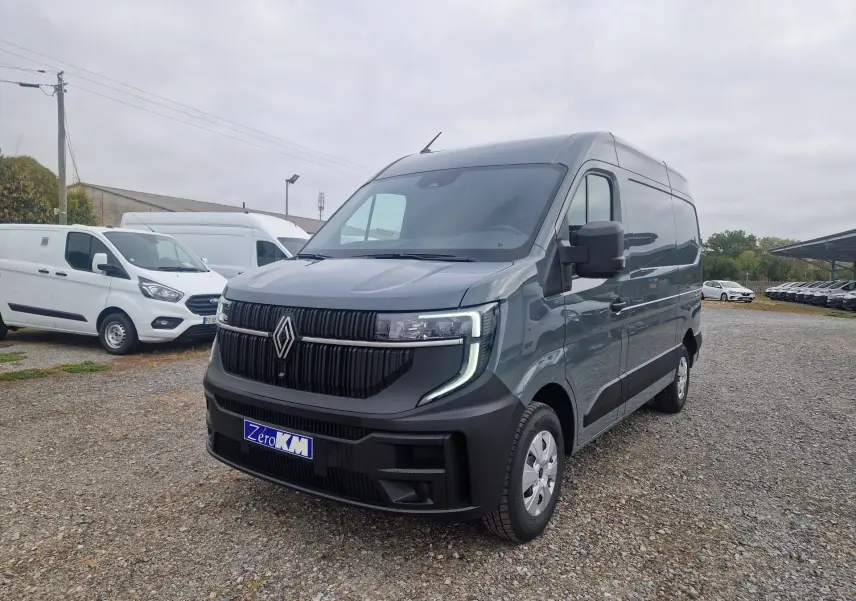 Renault Master gris urbain vu en 3/4 avant droit, avec calandre noire et feux LED en forme de C.