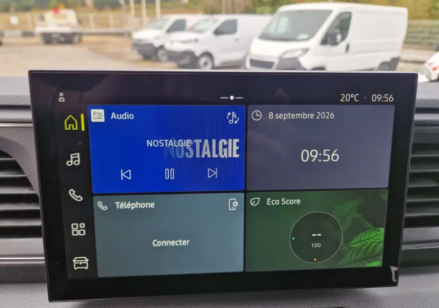 Écran tactile multimédia openR Link 10'' affichant radio, téléphone et Eco Score dans un Renault Master L2H2 gris urbain.
