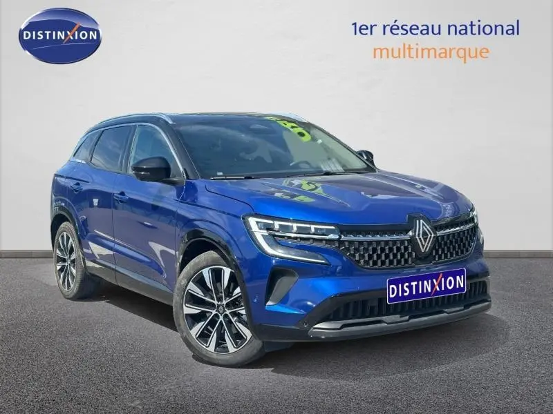 Renault Austral 2025 bleu Iron avec toit noir étoilé, vue 3/4 avant mettant en valeur la calandre et les jantes alu.
