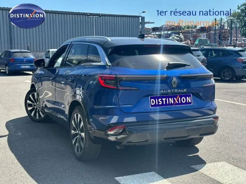 Vue 3/4 arrière droite d'un Renault Austral bleu Iron avec toit noir étoilé, feux arrière LED et jantes alu.