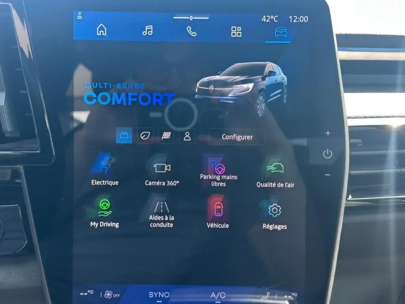 Écran tactile intérieur du Renault Austral 2025 affichant le mode Confort et l'interface de conduite.