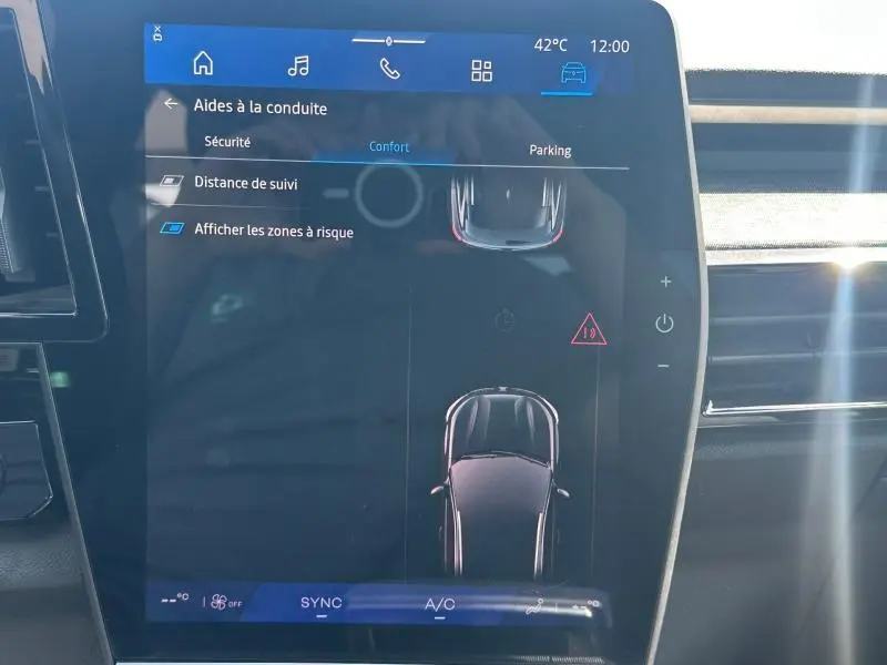 Écran tactile intérieur du Renault Austral 2025 affichant les aides à la conduite avec vue schématique du véhicule.