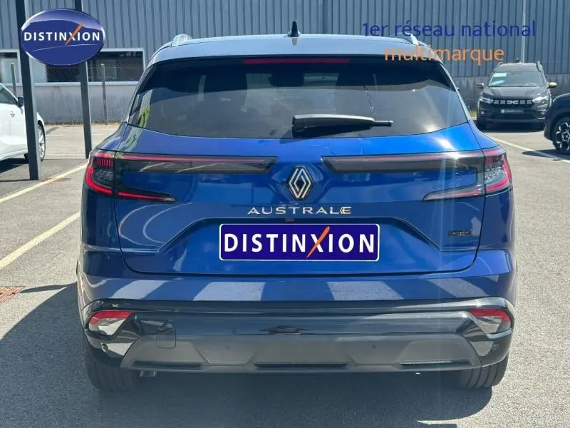Vue arrière d'un Renault Austral bleu Iron avec toit noir étoilé, feux LED et logo distinctif au centre.
