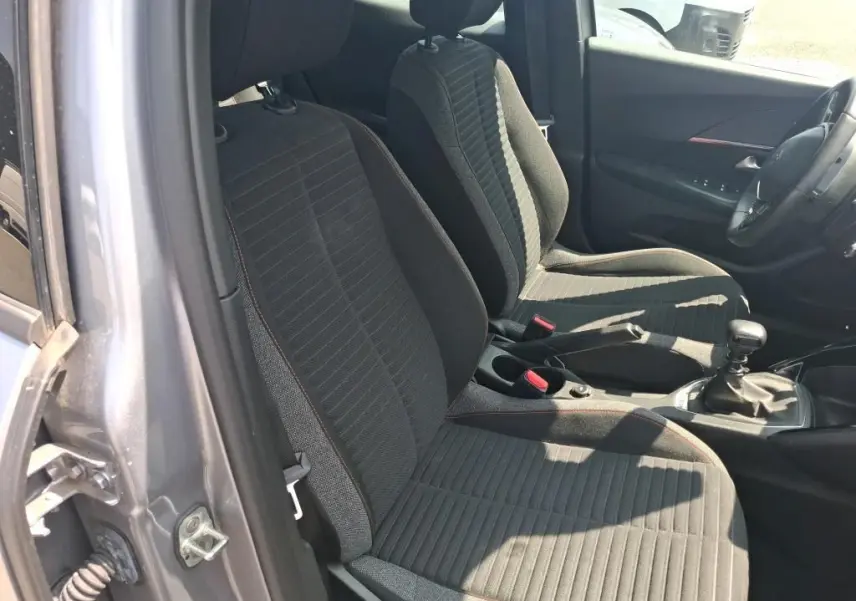 Vue 3/4 arrière droite d’un Peugeot 2008 gris Artense avec feux arrière noirs et jantes alliage foncé.