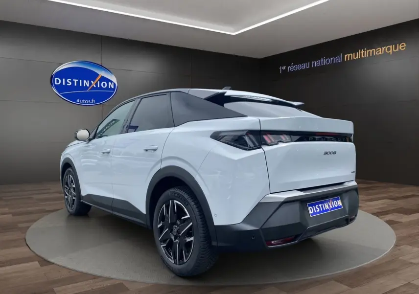 Vue 3/4 arrière droite du Peugeot 3008 blanc Okenite 2024 avec toit noir et jantes noires distinctives.