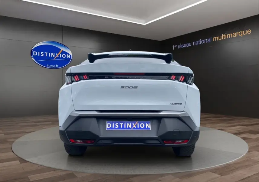 Vue arrière du Peugeot 3008 blanc Okenite 2024 avec feux LED et logo hybride visible sur le coffre.