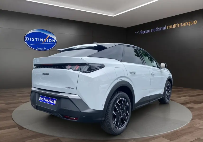 Peugeot 3008 hybride blanc Okenite en 3/4 arrière droit, avec jantes noires et toit noir contrasté.